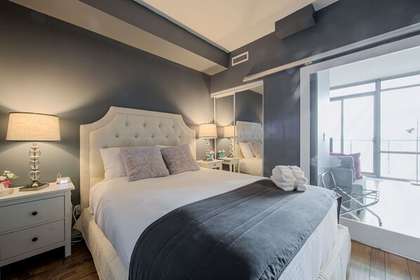 1 chambre, bureau, fer et planche à repasser, lit de bébé portatif