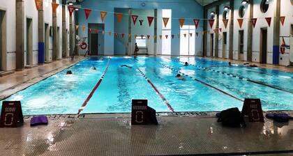 Family Size 1 Bedroom Condo with BALCONY walk to SICK KIDS HOSPITAL. Sleeps 4