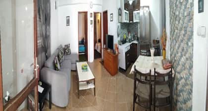 Das Cosy Apartment bietet kostenfreies WLAN, eine Klimaanlage und einen Garten.