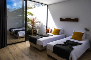 3 عدّة غرف نوم ومكتب وتجهيزات عازلة للصوت ومكواة/لوح كي