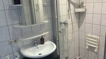 Hiustenkuivaaja, pyyhkeet, saippua, sampoo