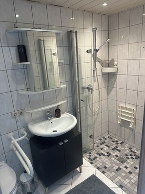 Hårtork, handdukar, tvål och schampo