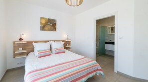 2 habitaciones, tabla de planchar con plancha y cuna de viaje 