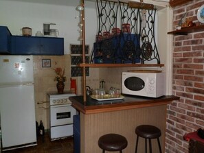 Réfrigérateur, micro-ondes, plaque de cuisson, cafetiÚre/bouilloire