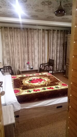 デラックス ルーム | 低反発ベッド、デスク、ノートパソコン用作業スペース、WiFi (無料)