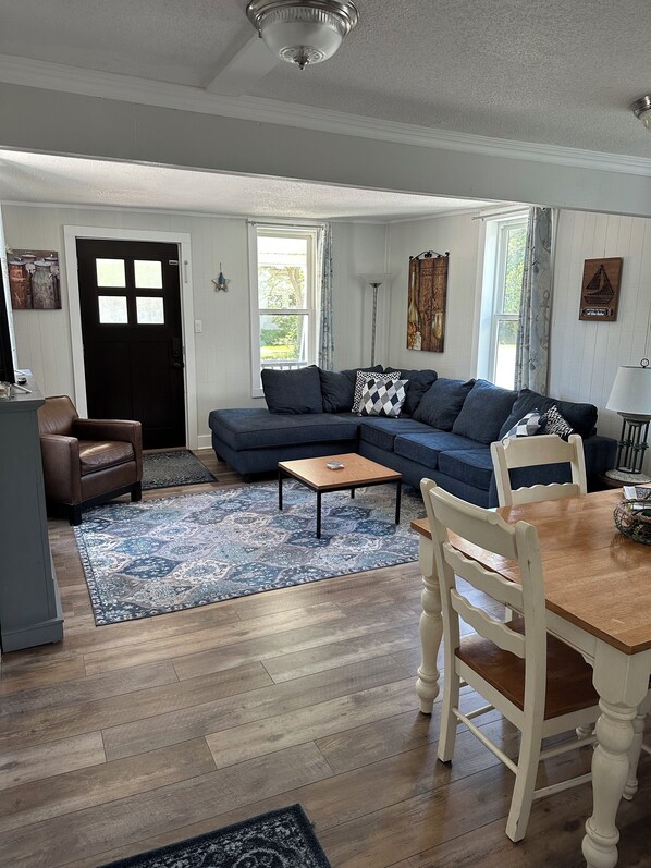 Smart TV, fireplace, stereo