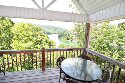 UUSI! Lakeside Lookout -hotellista on upeat näkymät parvella olevaan Norris Lake -järvelle ja omaan laituriin!