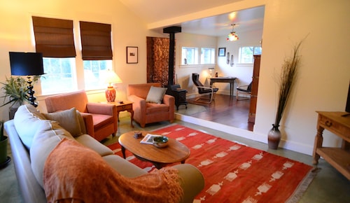 College District Art House - Patio - Walk to Downtown - Sleeps 5