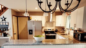 Frigorifero, microonde, piano cottura, lavastoviglie