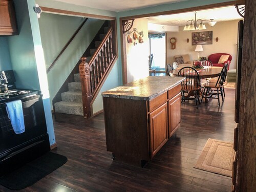 4 bedroom home located 1 mile outside the gates of Lakeside off N Shore Blvd<br>