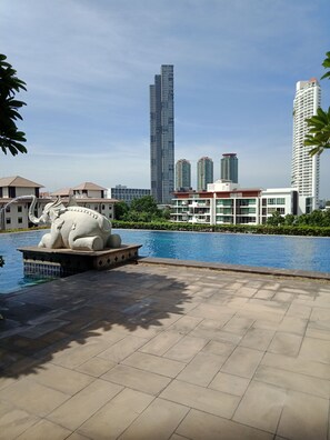 Outdoor pool - Baan Sathorn Pool-view room (Bangkok)