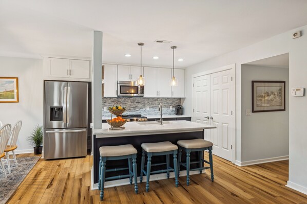 Refrigerador, microondas, horno y parrilla de estufa 