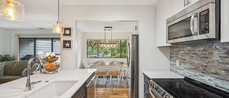 Réfrigérateur, micro-ondes, four, plaque de cuisson