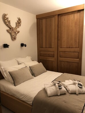 2 bedrooms, in-room safe, iron/ironing board, travel crib