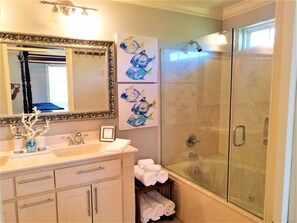 Combined shower/bathtub, hair dryer, towels