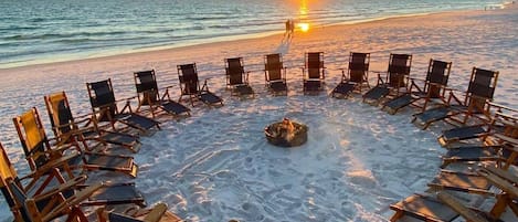 在海灘附近、沙灘巾