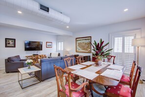 Dining - Historic Charleston Right Outside Your Front Door (Charleston)