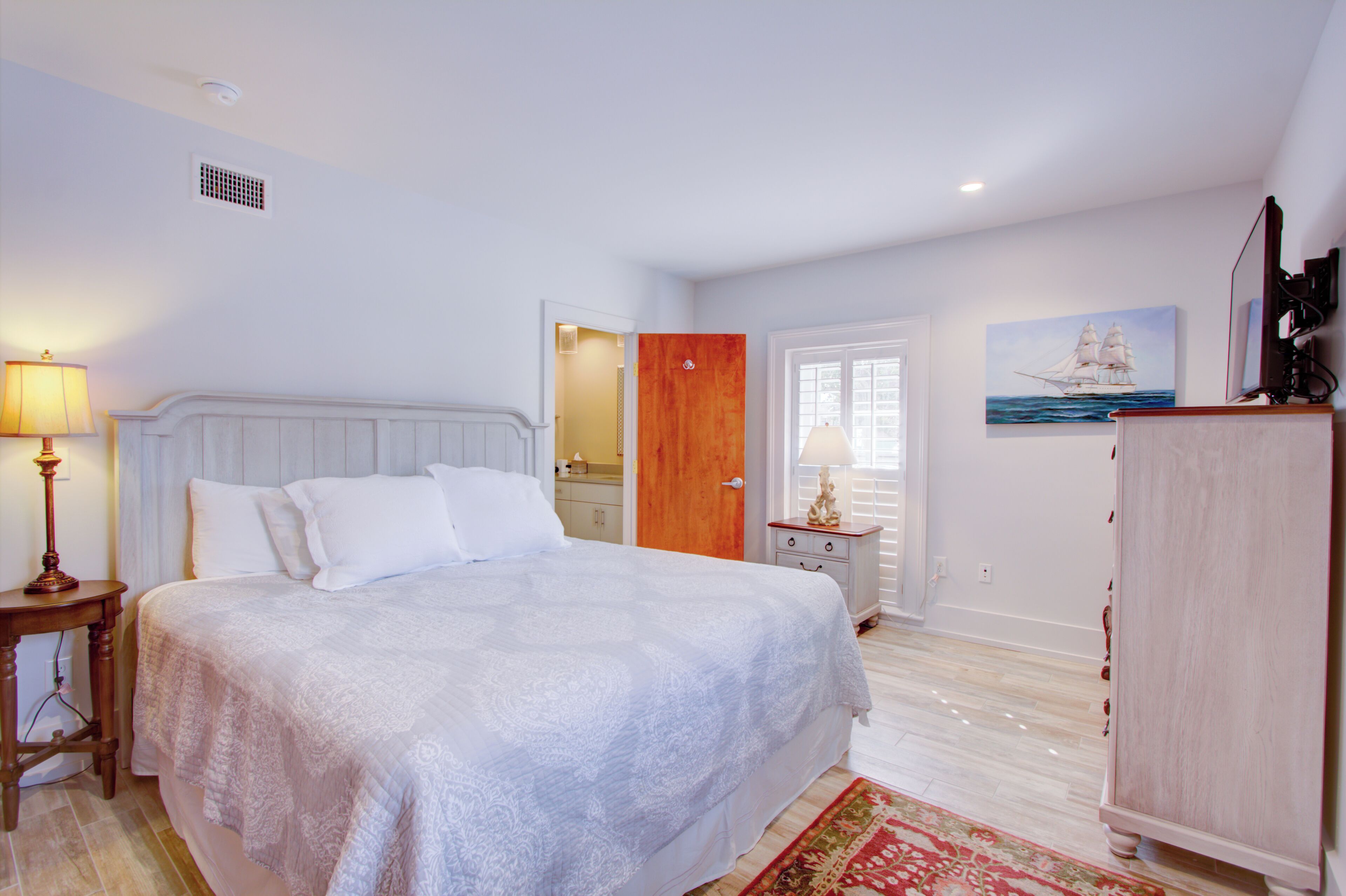 2 habitaciones, tabla de planchar con plancha y cuna de viaje 