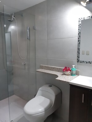 Regadera, amenidades de baño gratuitas, toallas, jabón