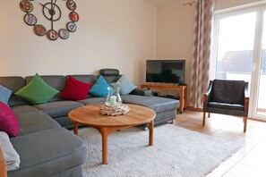 تلفزيون، مشغل دي في دي، كُتُب، ستيريو