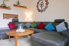 TV, DVD player, books, stereo