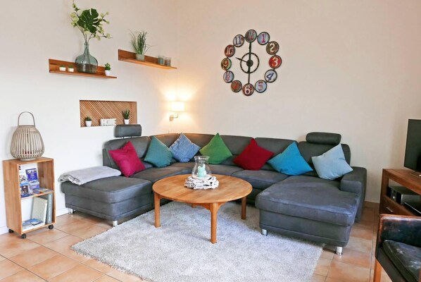 TV, DVD player, books, stereo