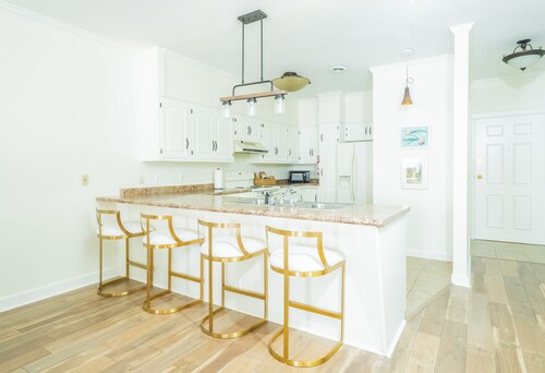 OXFORD PRIME LOCATION / ON THE SQUARE!! WALKING DISTANCE TO CAMPUS