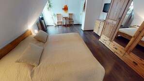 5 bedrooms, desk, iron/ironing board, travel cot