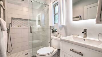 Articles de toilette gratuits, sèche-cheveux, serviettes fournies