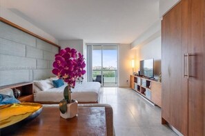 1 habitación, escritorio, tabla de planchar con plancha y cuna de viaje 