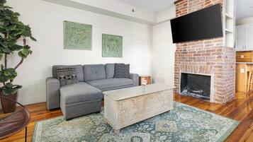 Televisión, libros y oficina