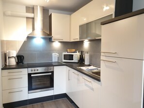 冷蔵庫、電子レンジ、オーブン、コンロ