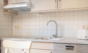Køleskab, mikrobølgeovn, ovn, kogeplade