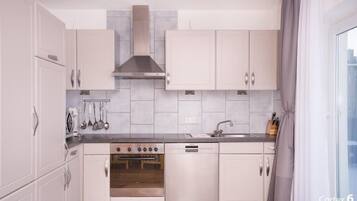 Een koelkast, een microgolfoven, een oven, een kookplaat