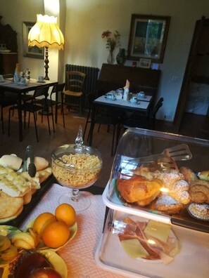 Café da manhã com buffet grátis todos os dias