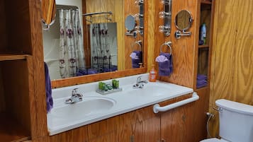 Combined shower/tub, towels, soap, shampoo