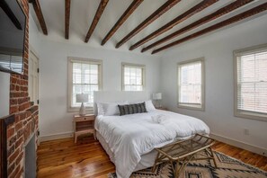 4 bedrooms, iron/ironing board, travel cot, WiFi - 4BR Charleston Single! One Block to King St! (Charleston)