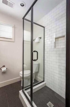 Bathtub, hair dryer, towels - 4BR Charleston Single! One Block to King St! (Charleston)