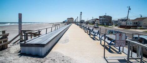 Perto da praia, espreguiçadeiras