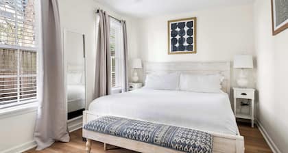 Comfortable + Chic Retreat - 1 Block from King St!