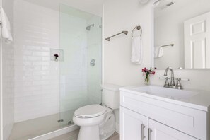 Bathtub, hair dryer, towels - Comfortable + Chic Retreat - 1 Block from King St! (Charleston)