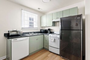 雪櫃、微波爐、焗爐、爐具