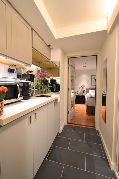 Cheerful Studio w/ View, Steps from Dolores Park