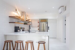 Fridge, microwave, oven, stovetop - SADHANA_TAMARINDO UNBEATABLE LOCATION!! MODERN CONDO, STEPS TO TAMARINDO BEACH! (Tamarindo)