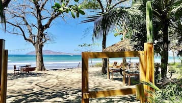 Playa en los alrededores, camastros y toallas de playa