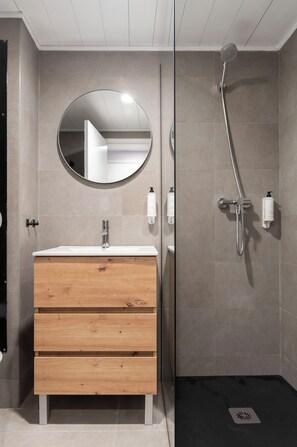 Quarto superior | Banheiro | Secador de cabelo, toalhas de banho, sabonete, shampoo