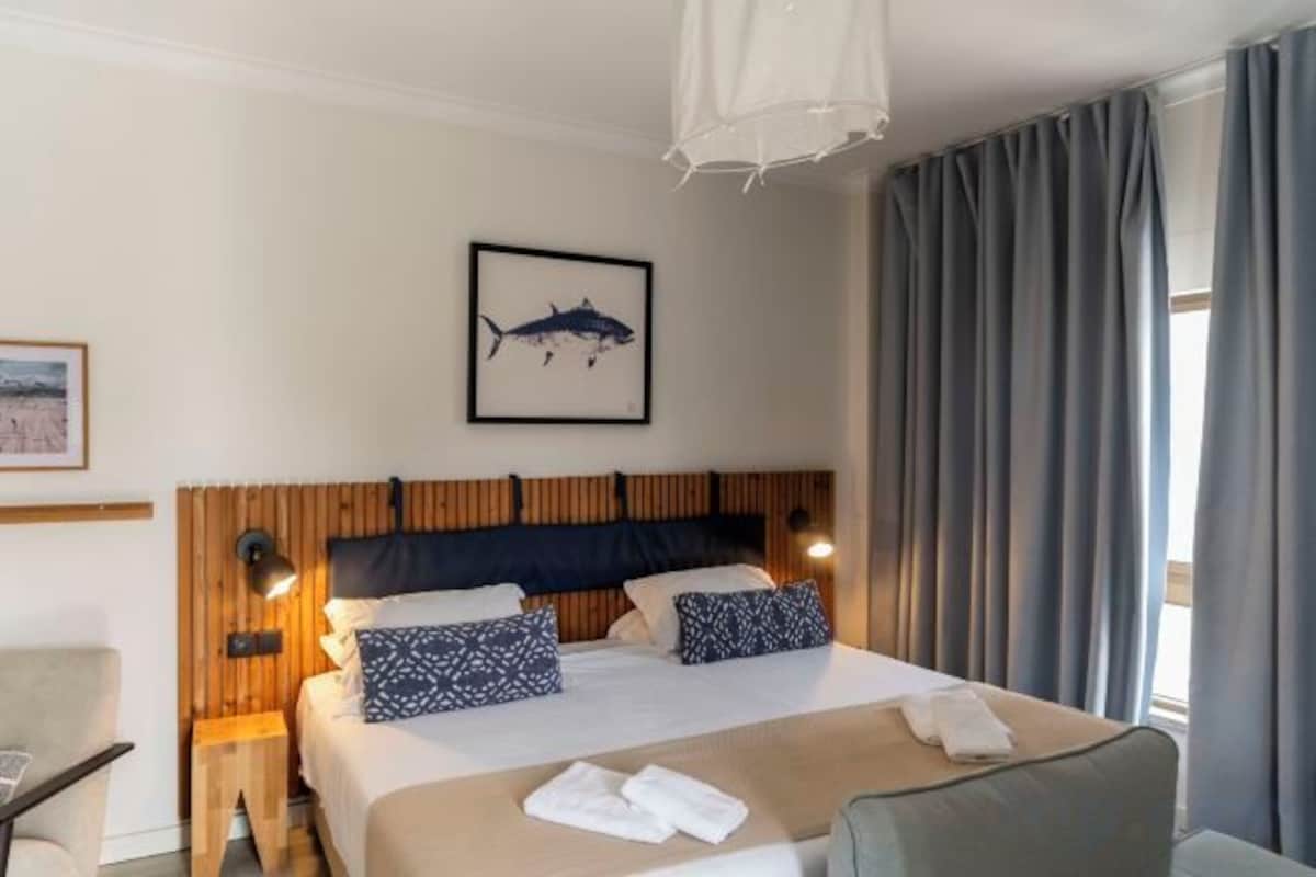 Premium bedding, WiFi (free), bed sheets
