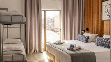 Quarto família, sacada | Roupas de cama premium, Wi-Fi de cortesia, roupa de cama