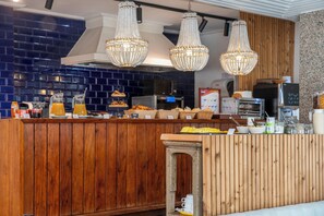 Petit déjeuner buffet servi tous les jours en supplément