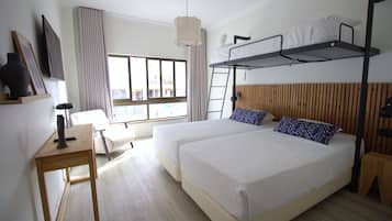 Standard-Dreibettzimmer | Hochwertige Bettwaren, kostenloses WLAN, Bettwäsche